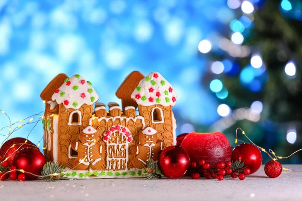 Güzel zencefilli kurabiye evi ve Noel dekoru bulanık arka planda.