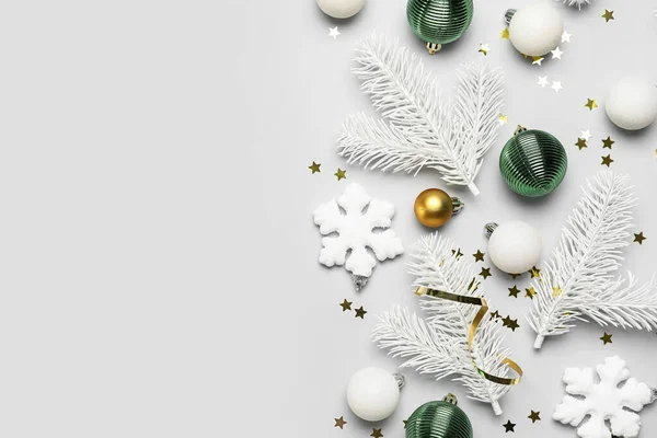 白い背景にモミの枝やクリスマスの装飾と美しい組成物 — ストック写真