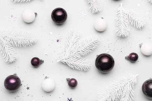 Firavun dalları ve beyaz arka planda farklı Noel topları