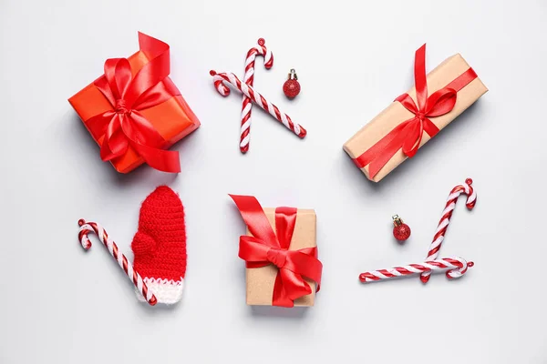 Composición Con Hermosos Regalos Navidad Decoraciones Sobre Fondo Blanco — Foto de Stock