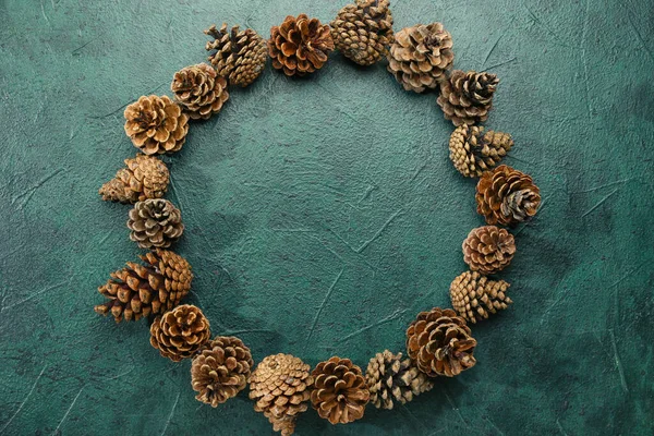 Koyu arkaplandaki çam kozalaklarından yapılmış çerçeve