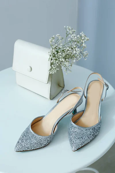 部屋のテーブルの上にジプシーの花や靴とスタイリッシュなバッグ — ストック写真