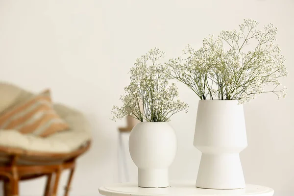 Jarrones Blancos Con Flores Gypsophila Mesa Salón —  Fotos de Stock
