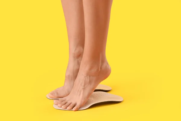 Жіночі Ноги Ортопедичні Устілки Жовтому Тлі — стокове фото