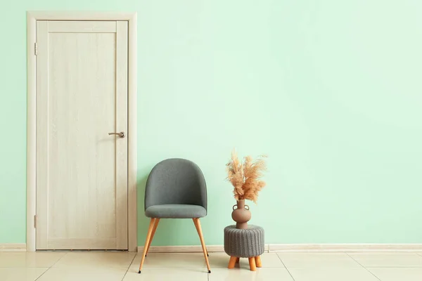 Cadeira Moderna Pufe Com Vaso Perto Parede Verde — Fotografia de Stock