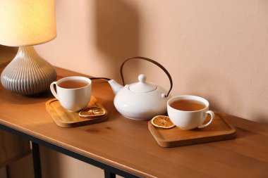 Kafede bir fincan lezzetli çay ve demlik.