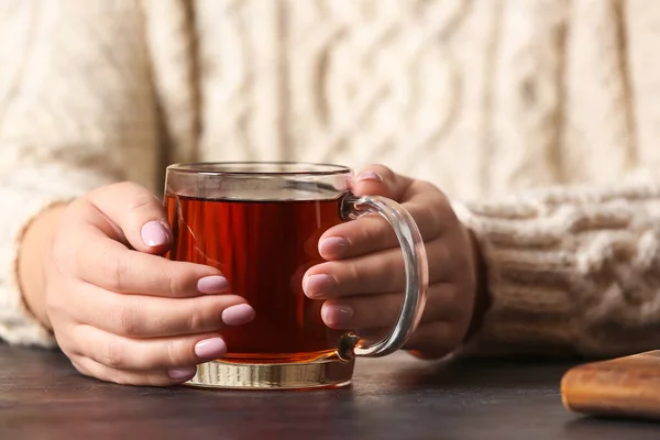 Vrouw Die Lekkere Thee Drinkt Aan Tafel Close — Stockfoto