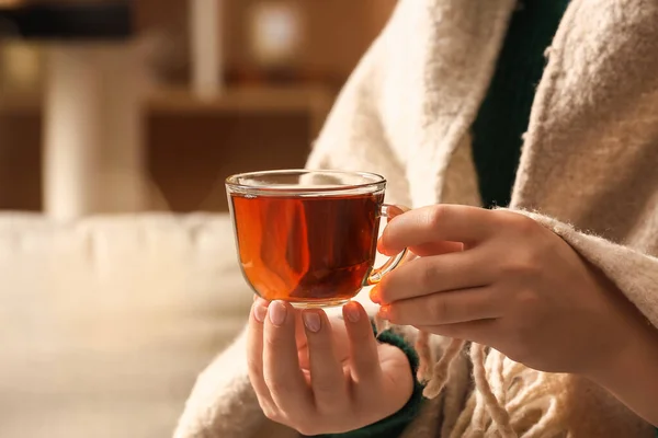 自宅でおいしいお茶を飲んでいる女性 クローズアップ — ストック写真