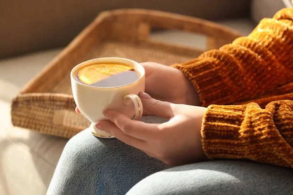 Vrouw Die Lekkere Thee Drinkt Bank — Stockfoto