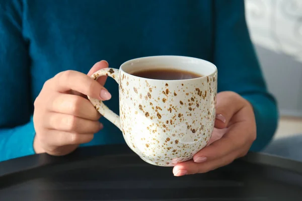 Женщина Пьет Вкусный Чай Столом Кафе — стоковое фото