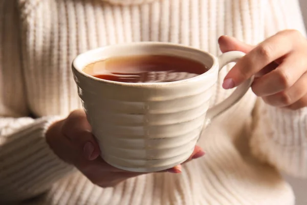 Γυναίκα Πίνει Νόστιμο Τσάι Κοντινό Πλάνο — Φωτογραφία Αρχείου