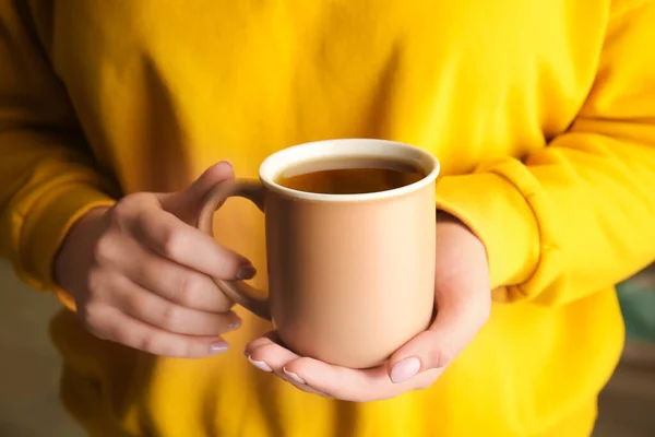 Lezzetli Çay Içen Kadın Yakın Plan — Stok fotoğraf