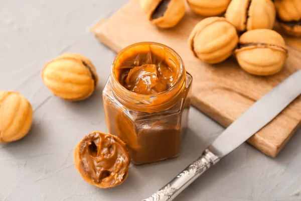 Biscoitos Saborosos Forma Noz Jarro Leite Condensado Fervido Mesa — Fotografia de Stock