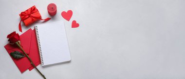 Boş defter, hediye ve zarf içeren romantik kompozisyon ve metin için boşluk