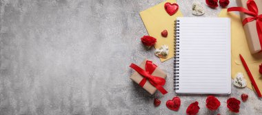 Boş defter ile romantik kompozisyon, hediye ve zarflar grunge arkaplan üzerinde metin için boşluk ile