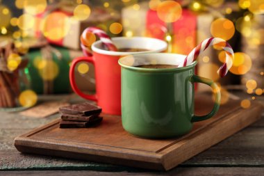 Ahşap masada lezzetli sıcak çikolata fincanları