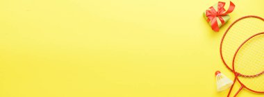 Badminton raketleri, Shuttlecock ve Noel hediyesi. Renk arkaplanı ve metin için yer var.