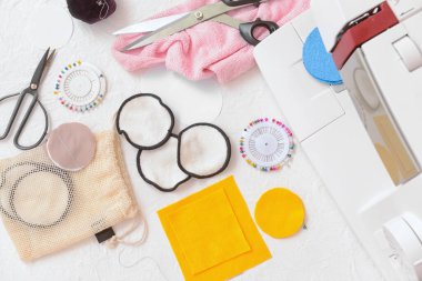 Beyaz arkaplanda yeniden kullanılabilir pamuk bloknotları yapmak için malzemeler