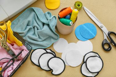 Bej arka planda yeniden kullanılabilir pamuk pedleri yapmak için malzemeler