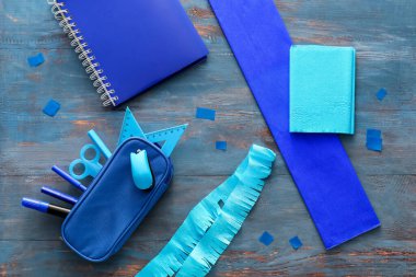 Mavi ahşap arka planda Meksika pinyatası yapmak için malzemeler