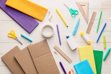 Beyaz ahşap arka planda Meksika pinyatası yapmak için malzemeler