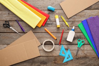 Tahta arka planda Meksika pinyatası yapmak için malzemeler