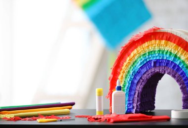 Odada gökkuşağı şeklinde Meksika pinyatası yapmak için malzemeler.