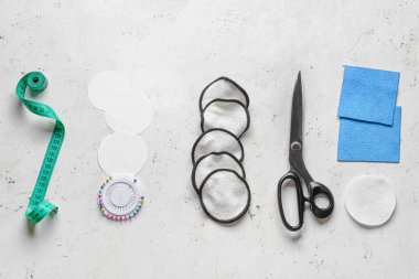 Beyaz arkaplanda materyalleri olan el yapımı yeniden kullanılabilir pamuk pedleri