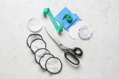 Beyaz arkaplanda materyalleri olan el yapımı yeniden kullanılabilir pamuk pedleri