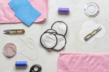 Beyaz arkaplanda malzemeler bulunan el yapımı pamuklar.