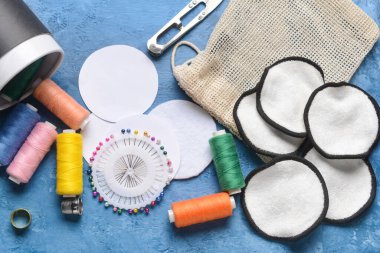 Grunge arka planında malzemeler olan el yapımı pamuk pedler.