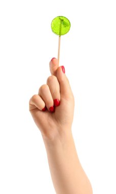 Beyaz arka planda yeşil lolipop tutan kadın
