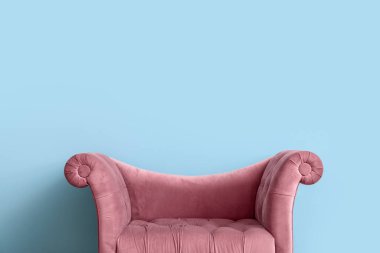 Mavi duvarın yanındaki zarif pembe koltuk.