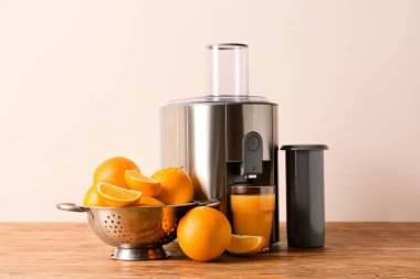 Masasında taze meyve suyu olan modern meyve sıkacağı.