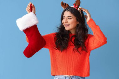 Renkli çorabı olan güzel bir genç kadın.