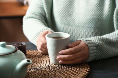 Kafede lezzetli çay içen bir kadın.
