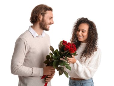 Sevgililer Günü 'nde beyaz arka planda sevgilisini selamlayan mutlu genç adam.