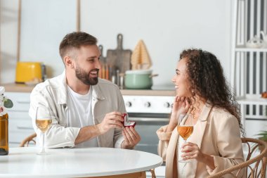 Genç adam kız arkadaşına evlenme teklif ediyor.