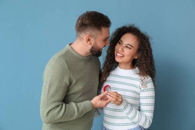 Genç bir adam kız arkadaşına evlenme teklif ediyor.