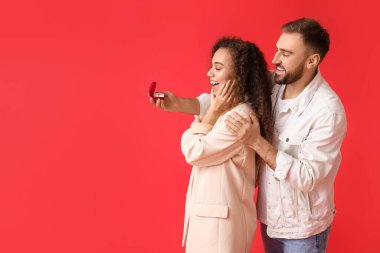 Genç bir adam kız arkadaşına evlenme teklif ediyor.