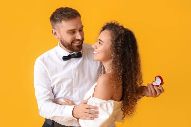 Genç bir adam kız arkadaşına evlenme teklif ediyor.