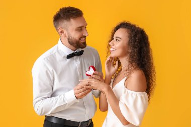 Genç bir adam kız arkadaşına evlenme teklif ediyor.