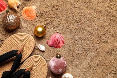 Kumsalda parmak arası terliklerle Noel kompozisyonu