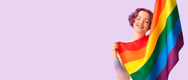 テキストのためのスペースと色の背景にLgbtのフラグを持つ若い女性 — ストック写真