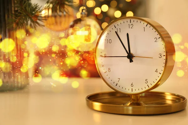 Yeni Yıl Arifesinde Masada Altın Saat — Stok fotoğraf