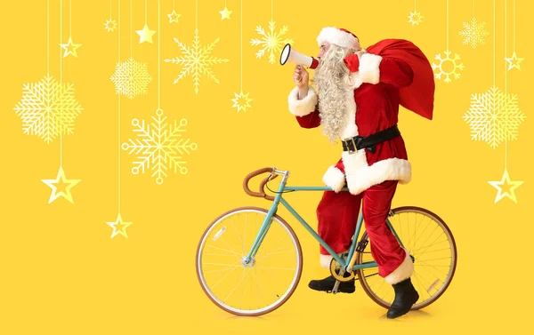 Santa Claus Con Megáfono Bolsa Bicicleta Sobre Fondo Amarillo — Foto de Stock