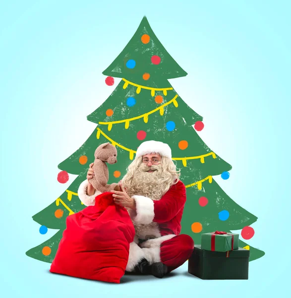 Mikulás Játékmackó Táska Ajándékdobozok Közelében Rajzolt Karácsonyfa Könnyű Háttér — Stock Fotó