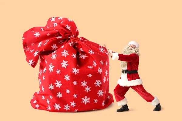 Kerstman Buurt Van Big Bag Vol Met Geschenken Kleur Achtergrond — Stockfoto