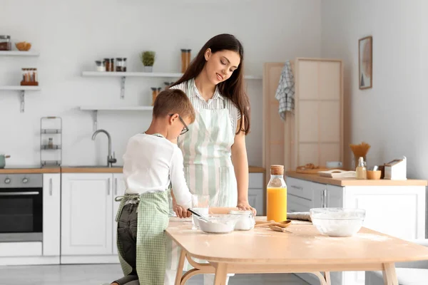 Adolescente Menina Seu Irmãozinho Fazendo Massa Cozinha — Fotografia de Stock
