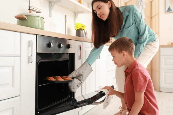Teenage Girl Her Little Brother Taking Tasty Cookies Oven Kitchen — Stock Photo, Image